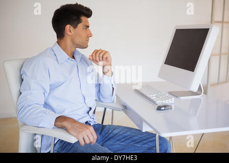 Businessman looking at computer screen Banque D'Images