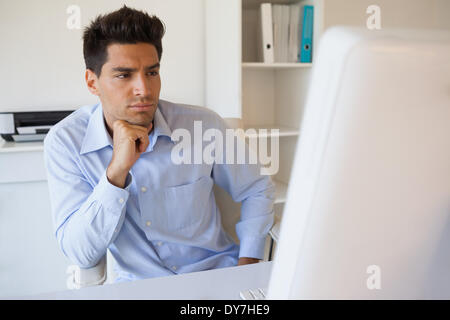 Businessman se concentrant à son bureau. Banque D'Images