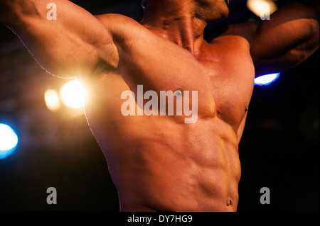 Détail d'un male bodybuilder durant la foire fitness FIBO à Cologne, Allemagne, 2014. Banque D'Images