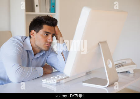 Businessman affalé à son bureau. Banque D'Images