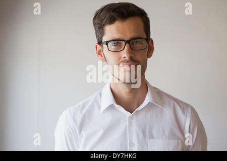 Businessman smiling at camera wearing glasses Banque D'Images