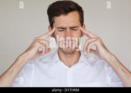 Homme d'avoir un mal de tête occasionnels Banque D'Images