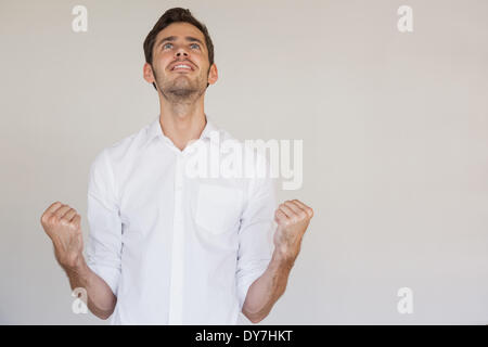 Businessman smiling et acclamer Banque D'Images