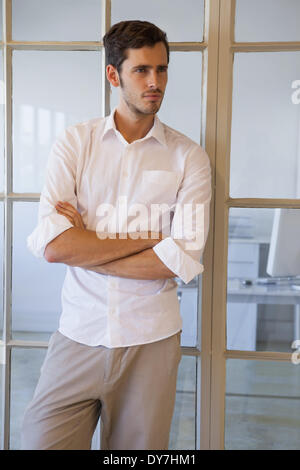 Businessman standing with arms crossed Banque D'Images