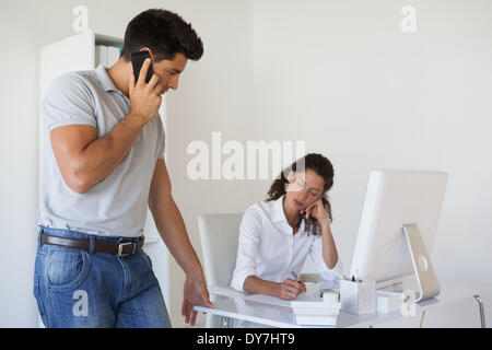 L'équipe d'affaires occasionnels qui travaillent ensemble à 24 Banque D'Images