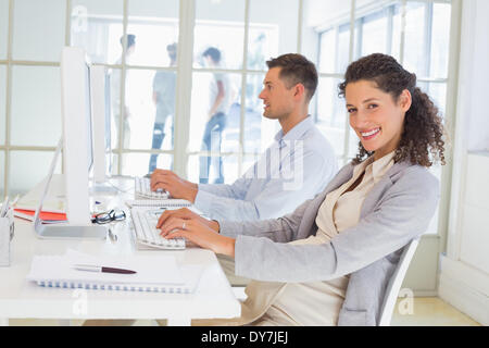 Enceintes Casual businesswoman working at desk Banque D'Images