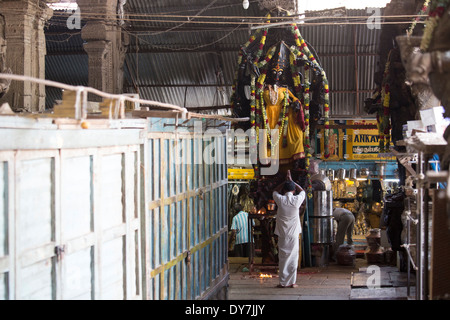 Les gens adorent la déesse Kali dans le Meenakshi Amman Temple, Madurai, Inde Banque D'Images