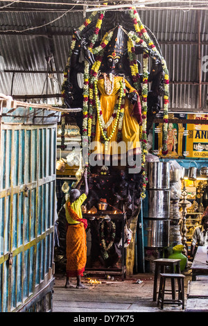 Les gens adorent la déesse Kali dans le Meenakshi Amman Temple, Madurai, Inde Banque D'Images