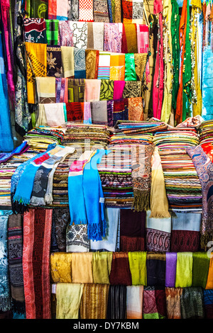 Close-up d'un foulard et textiles stand au marché de nuit ou souk à Louxor, Egypte Banque D'Images