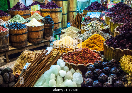 Close-up d'un étal d'épices au marché de nuit ou souk à Louxor, Egypte Banque D'Images