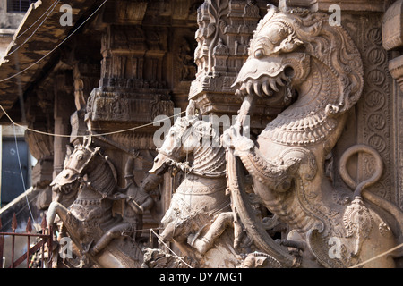Sculptures hindoues en dehors de l'Meenakshi Amman Temple, Madurai, Inde Banque D'Images
