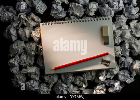 Bloc-notes papier avec gomme à crayon et parer Banque D'Images