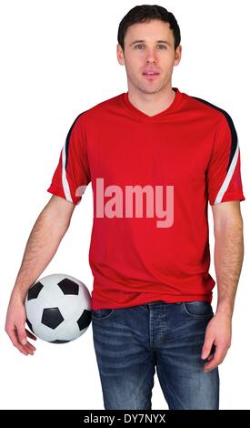 Fan de football en rouge holding ball Banque D'Images