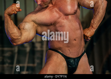 Détail d'un male bodybuilder durant la foire fitness FIBO à Cologne, Allemagne, 2014. Banque D'Images