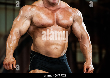 Détail d'un male bodybuilder durant la foire fitness FIBO à Cologne, Allemagne, 2014. Banque D'Images