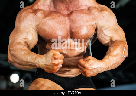 Détail d'un male bodybuilder durant la foire fitness FIBO à Cologne, Allemagne, 2014. Banque D'Images