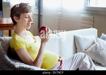 Pregnant woman eating Banque D'Images