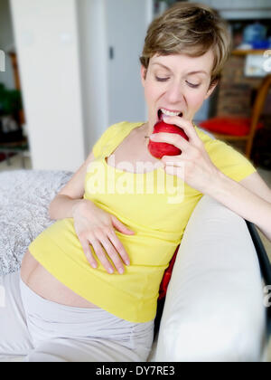 Pregnant woman eating Banque D'Images