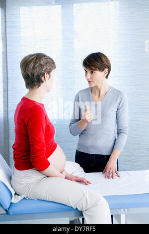 Femme enceinte en consultation Banque D'Images