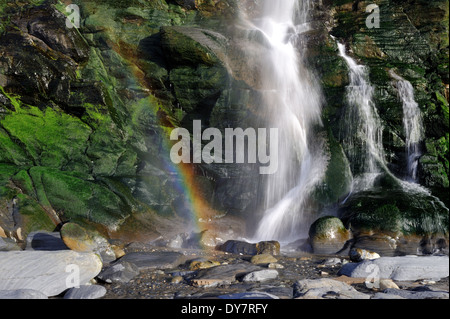 Cascade et rainbow à Tresaith, Aberporth, West Wales Banque D'Images