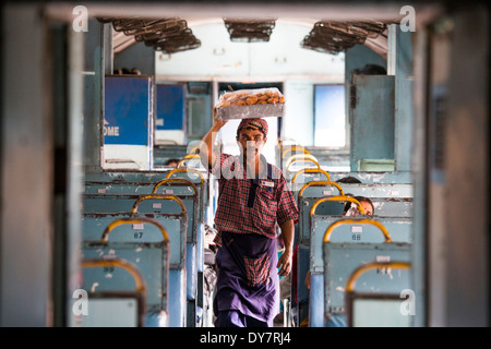 Snack-vendeur dans un train à Kerala, Inde Banque D'Images