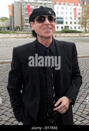 Hanovre, Allemagne. 07Th avr, 2014. Chanteur du groupe allemand Scorpions Klaus Meine se tient juste en face de la nouvelle mairie à Hanovre, Allemagne, 07 avril 2014. Photo : JOCHEN LUEBKE/dpa/Alamy Live News Banque D'Images