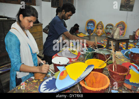 Dhaka, Bangladesh. 8Th apr 2014. Les étudiants de l'Université de Dacca peinture masques en papier pour la prochaine nouvelle année Bengali à Dhaka, Bangladesh, le 8 avril 2014. © Shariful Islam/Xinhua/Alamy Live News Banque D'Images