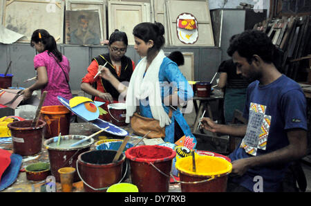 Dhaka, Bangladesh. 8Th apr 2014. Les étudiants de l'Université de Dacca peinture masques en papier pour la prochaine nouvelle année Bengali à Dhaka, Bangladesh, le 8 avril 2014. © Shariful Islam/Xinhua/Alamy Live News Banque D'Images