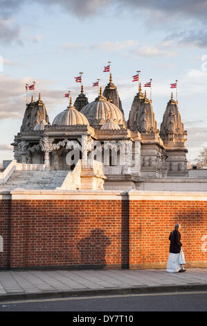 Londres, Royaume-Uni. 8 avril, 2014. Une femme hindoue arrive au temple BAPS Shri Swaminarayan Mandir, également appelé Neasden Temple, avant les célébrations de Swaminarayan Jayanti à Neasden Temple à Londres. Credit : Piero Cruciatti/Alamy Live News Banque D'Images