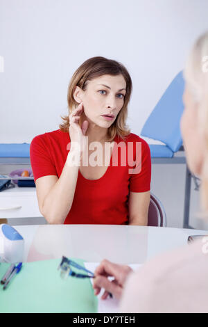 Consultation, femme dans la douleur Banque D'Images