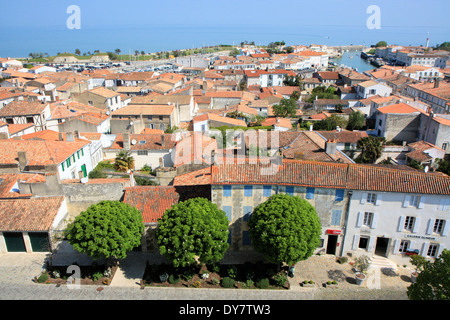 Port et la ville, vue de l'église Saint Martin de Ré, Ile de Ré, Charente-Maritime, France Banque D'Images