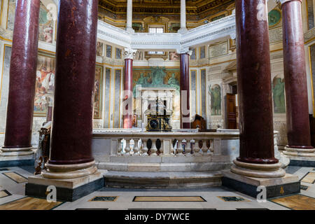 Le plus ancien baptistère du christianisme, colonnes de porphyre égyptien antique, basilique patriarcale de Saint Jean de Latran, Latran Banque D'Images