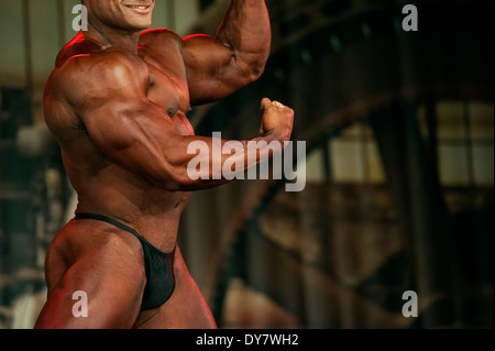 Détail d'un male bodybuilder durant la foire fitness FIBO à Cologne, Allemagne, 2014. Banque D'Images