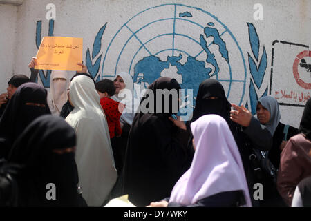 Gaza, Territoires palestiniens. Apr 9, 2014. Les Palestiniens prennent part à une protestation contre la décision prise par l'organisation des secours et de travaux des Nations Unies (UNRWA) pour réduire les livraisons d'aide alimentaire à l'avant du siège de l'UNRWA à Gaza, le 9 avril 2014. © Majdi Fathi/NurPhoto ZUMAPRESS.com/Alamy/Live News Banque D'Images