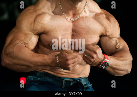 Détail d'un male bodybuilder durant la foire fitness FIBO à Cologne, Allemagne, 2014. Banque D'Images