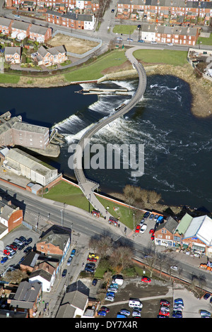 Vue aérienne du pont sur la rivière sinueuse Aire à Castleford (Yorkshire de l'Ouest Banque D'Images
