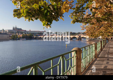 Vue sur la rivière Vltava à Prague, le Pont Charles et le quartier du château, à la cathédrale Saint-Guy, à Prague, la bohême Banque D'Images