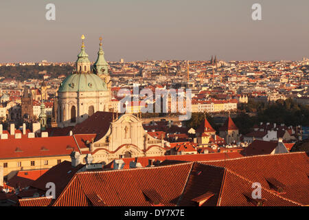 Vue sur la vieille ville, Malá Strana de Prague, à l'église Saint Nicolas et la Tour du pont de Malá Strana, Prague, la bohême Banque D'Images