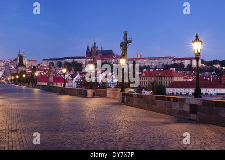 Le Pont Charles et la vieille ville, Malá Strana, avec le quartier du château, Hradcany et cathédrale Saint-Guy de Prague, Prague, République Tchèque Banque D'Images