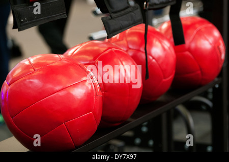 Une balle rouge sur le fitness FIBO juste à Cologne, Allemagne, 2014. Banque D'Images