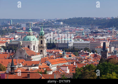 Vue du château de Prague à Malá Strana, petite ville de Prague, avec l'église Saint Nicolas et la Tour du pont de Malá Strana Banque D'Images