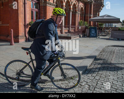 Londres, Royaume-Uni. Le 9 avril, 2014. Boris Johnson, le maire de Londres St Pancras Station laissant sur son vélo après le lancement officiel de cette année, les concerts de la rue du maire et de la concurrence, un BackBusking # Création de campagnes pour soutenir les amuseurs publics jouant tout au long de Londres. Le maire s'inquiète de ce que certaines zones dans la capitale pourrait devenir pas de rendez-vous pour les amuseurs publics en raison de licences obligatoires et l'augmentation de la paperasse. Les amuseurs publics sont susceptibles de faire face à des amendes importantes à la suite des lois prohibitives. Credit : Pete Maclaine/Alamy Live News Banque D'Images