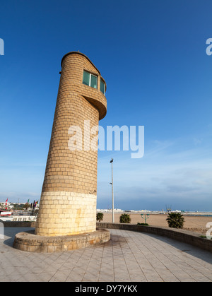 Lifeguard tower sur la plage de Tanger, Maroc Banque D'Images