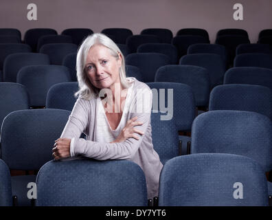 Femme, 65-75 ans, assis dans une petite salle de concert, Telfs, Innsbruck, Tyrol Banque D'Images