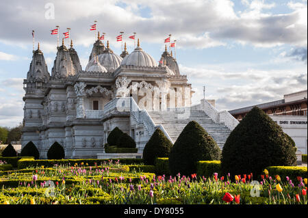 Londres, UK - 8 Avril 2014 : le temple BAPS Shri Swaminarayan Mandir, également appelé Neasden Temple. En utilisant 5 000 tonnes de Carrare italien et indien en Ambaji et le meilleur calcaire bulgare, il a été sculptée à la main, en Inde avant d'être réuni à Londres Banque D'Images