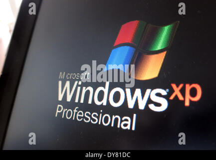 Kassel, Allemagne. 30Th Mar, 2014. Le logo du système d'exploitation Windows XP Professionnel est sur l'affichage sur un écran d'ordinateur à Kassel, Allemagne, 30 mars 2014. Microsoft a cessé la prise en charge de son populaire système d'exploitation Windows XP le 8 avril 2014. Photo : Franz-Peter Tschauner/dpa/Alamy Live News Banque D'Images