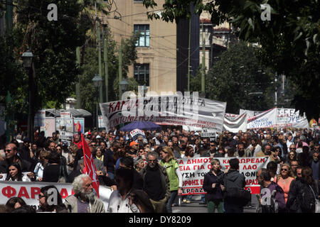 Athènes. Apr 9, 2014. Les manifestants crier des slogans lors d'une grève générale de 24 heures contre les politiques d'austérité à Athènes le 9 avril 2014. Credit : Marios Lolos/Xinhua/Alamy Live News Banque D'Images