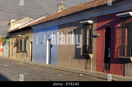 Des maisons dans une rue pavée à Antigua. Antigua Guatemala, République du Guatemala. Banque D'Images