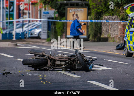 High Wycombe, Royaume-Uni. 09 avr, 2014. La police enquête sur l'accident de moto mortel sur l'A40 Route De Londres à High Wycombe, UK. Un mâle confirmé mort sur place Crédit : Peter Manning/Alamy Live News Banque D'Images