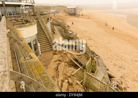 La plage de Fistral Newquay Cornwall des dommages causés au café et les unités de vente au détail sur la plage de Fistral par les tempêtes du 3e janvier 2014 Banque D'Images